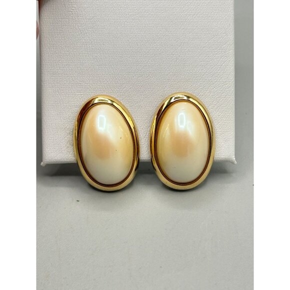 Vintage Richelieu Faux Pearl Oval Clip On Earrings Gold Tone Costume Jewelry - Picture 4 of 8